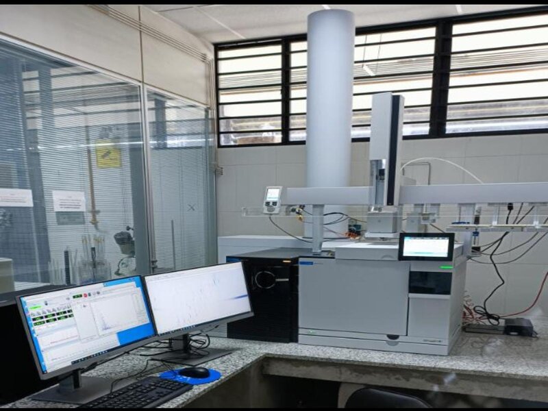 Cromatógrafo Gasoso bidimensional abrangente acoplado ao detector de espectrometria de massas quadrupolar com tempo de voo (GCxGC/qTOFMS)